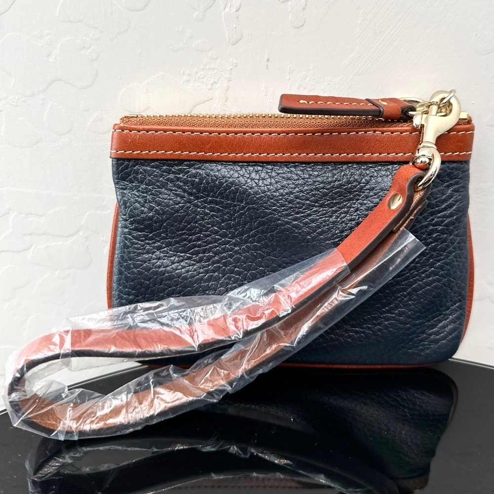NWOT Dooney & Bourke Black Brown Pebble Leather Wristlet - Picture 2 of 4